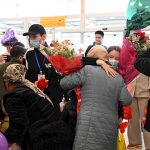 Бишкекте Кытайда жүрөгүнө операция жасалган балдарды салтанаттуу тосуп алышты 