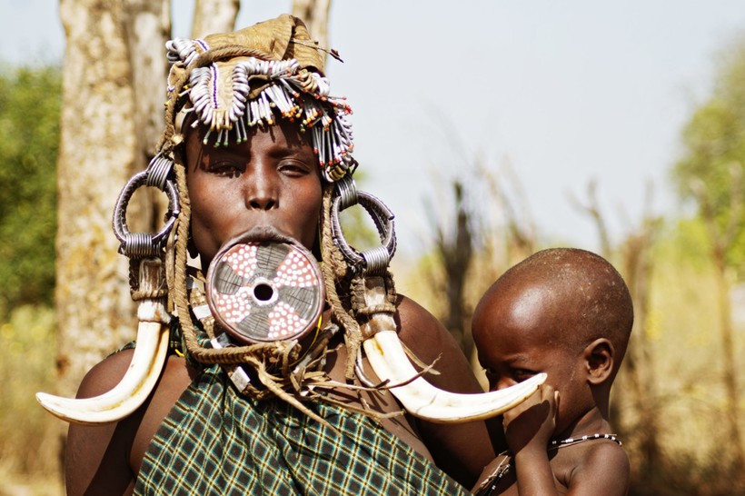 Mursi people Ethiopia mother child 1400x932 1